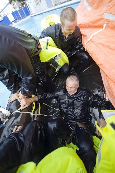 Hoạt động của khoá học tồn tại trên biển được Hải quân hoàng gia New Zealand tổ chức nhằm cung cấp cho tân binh những kiến thức và kỹ năng cơ bản để có thể sống sót trên biển trong các trường hợp tai nạn, thảm hoạ khẩn cấp.